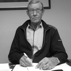 vierde-generatie-Jan-Kalkman-achter-z'n-buro